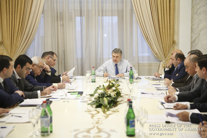 В Правительстве Армении обсудили вопрос повышения эффективности инвестиционных программ в областях