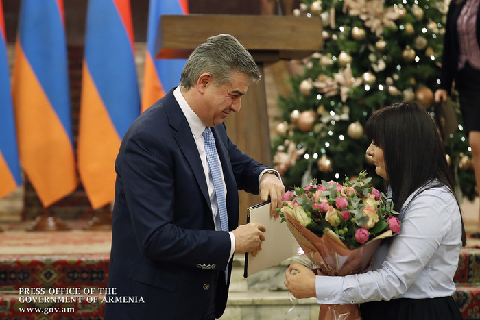 Премьер-министр Армении вручил благодарственные грамоты представителям СМИ